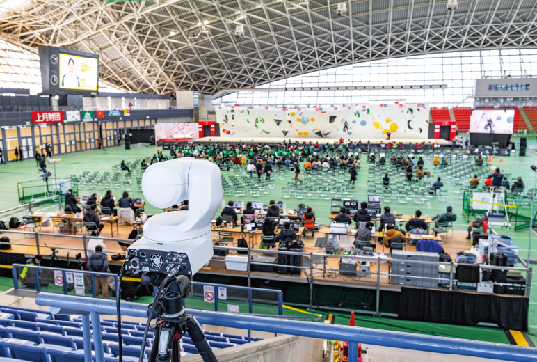写真:会場2階席へ設置されたAW-UE150W