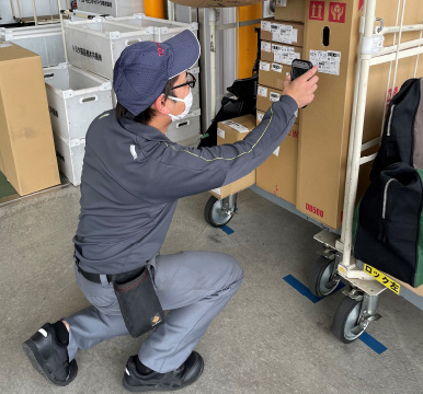 写真:他社荷物到着時にデータ読み取り