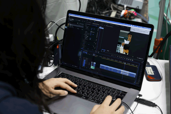 写真:ノートPCなどの汎用機材を活用