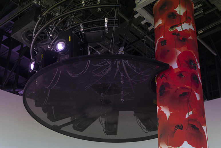 写真：ポートレート設置された8台のPT-RZ120B