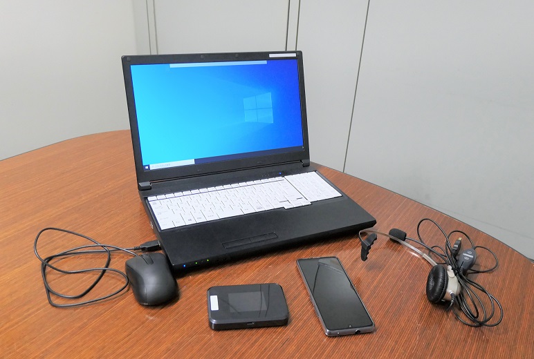 写真:在宅オペレータの業務に必要な機器