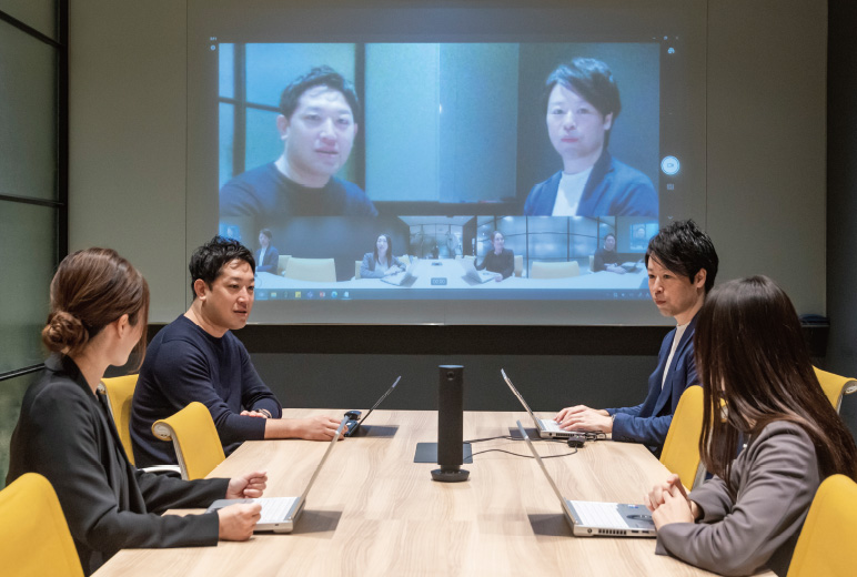 写真:話者の声を認識し2名を大きく表示