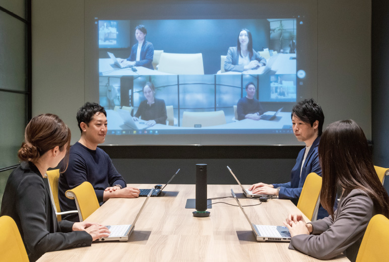 写真:画面の上部と下部に180度ずつ分割して表示