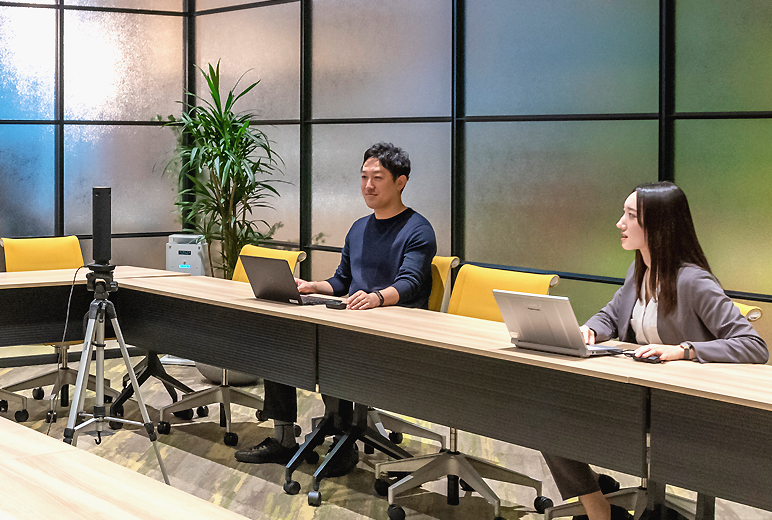 写真:PressIT360は三脚を固定するネジ穴が付いているため三脚に立てて使用可能