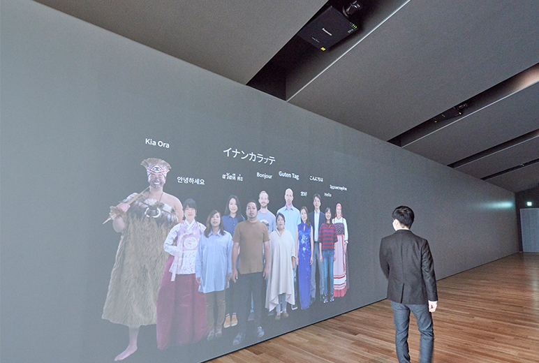 写真:プロジェクターとレンズのセット4台により投写された映像コンテンツ