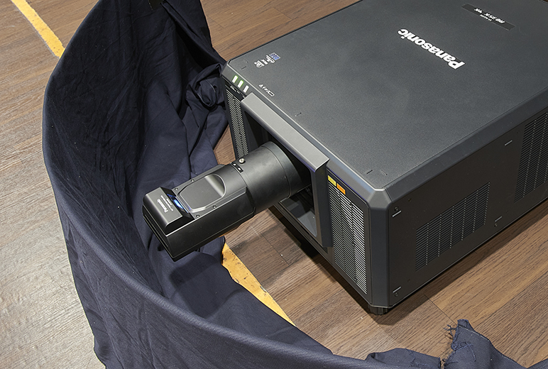 写真:心斎橋角座に設置されたPT-RQ35KJ