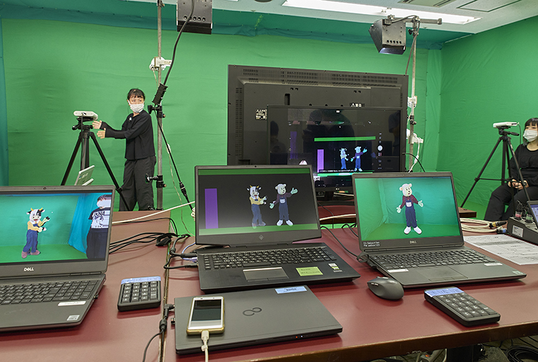 写真:大阪松竹座にて、演者がAzure Kinectの前でパフォーマンスを行う様子