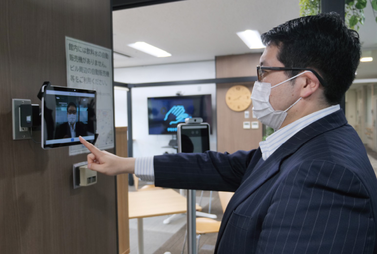 写真:利用時に顔認証で座席と時間を確認