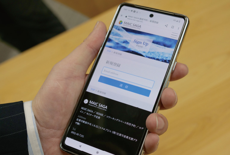 写真:PCやスマホでアクセスするコワーキングスペースの予約画面