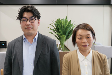 写真:佐賀市 経済部 工業振興課 竹下 揚子 様(写真右) 株式会社とっぺん 事業管理部 xRプロデューサー 石丸 凌 様(写真左)