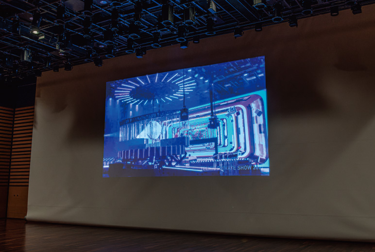 写真:イベントホールのスクリーンに投写した映像