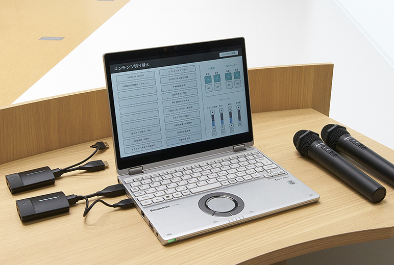 写真:PressIT送信機を接続したPC(レッツノート)から手軽に投写が可能。