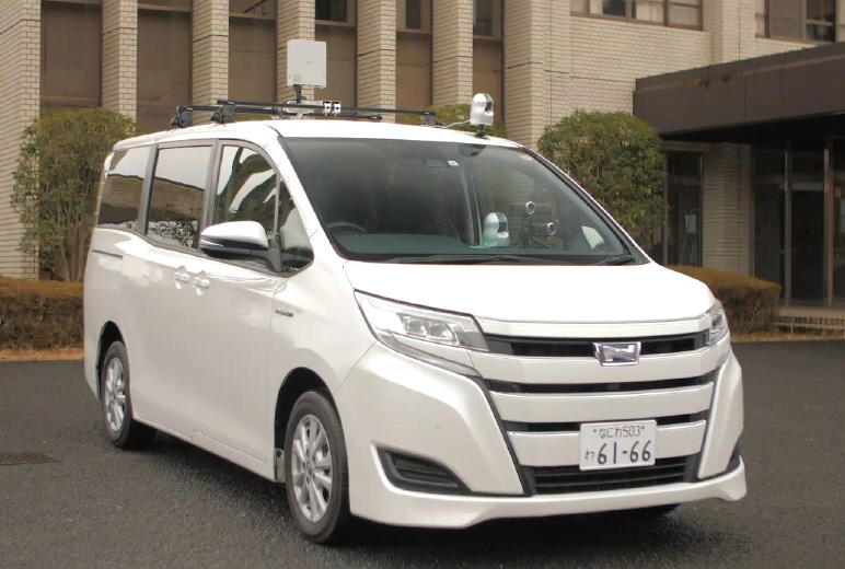 写真:顔認証用、人物・物体検知用、車番認識用の カメラが搭載された移動体