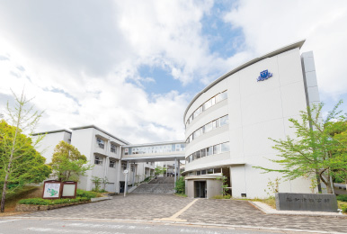 写真:総合情報学部の学生たちが学ぶ高槻キャンパス