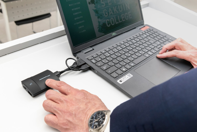 写真:PressITの送信機をPCに接続するだけですぐに画面共有が可能