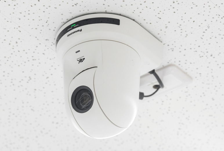 写真:801講義室に設置された AW-UE40W