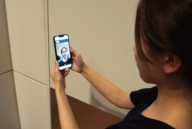 写真:顔情報をあらかじめ登録しておくと、顔認証端末の前では何も取り出す必要がない