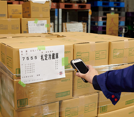 写真:ドライバー用端末のFZ-N1を用いたデジタル検品。