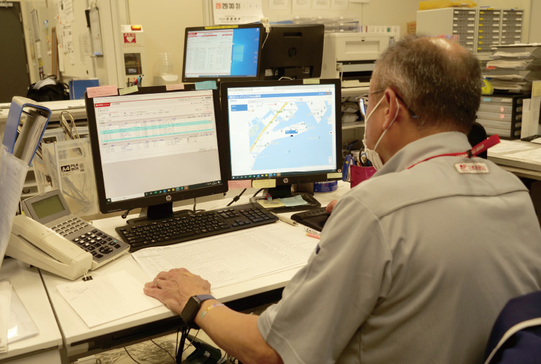 写真：運送便の現在地確認や、運送実績データの抽出ができる管理者用パソコン