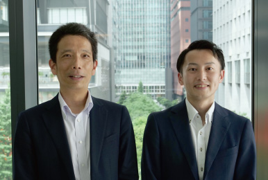 写真；日本郵便株式会社 輸送部長 内田 豊己様（写真左） 輸送部 係長 近野 裕樹様（写真右）