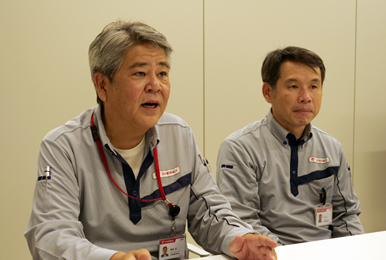 写真：日本郵便輸送株式会社  市川営業所 運行管理長 相島　武様（写真左） 市川営業所 ドライバー 青木 栄一様（写真右）