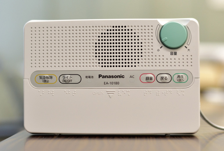 写真；１世帯に１台ずつ無料貸し出しされている戸別受 信機