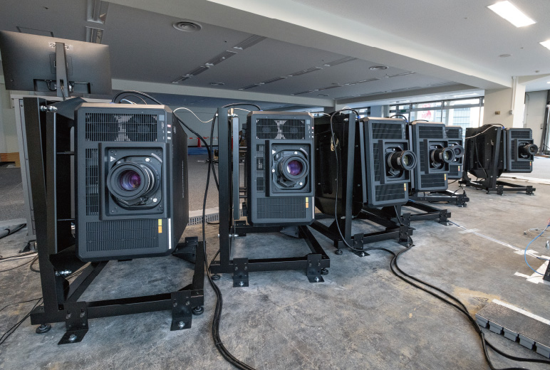 写真;6台のPT-RZ34KJは松岡セントラルビルの6階に設置
