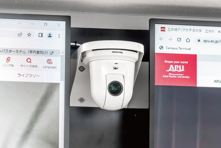 写真:自動追尾システムで授業を撮影するAW-UE40W。前方には学生を撮影するAW-HE20Wも2台設置。