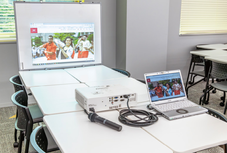写真:授業内容に合わせて液晶ランププロジェクターPT-LW376Jを28台 設置可能(J105教室も同様)