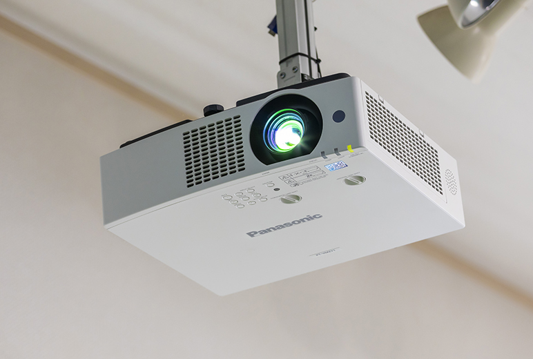 写真:7.0 kgのコンパクト設計で7000 lmの高輝度を実現したPT-VMZ71J。