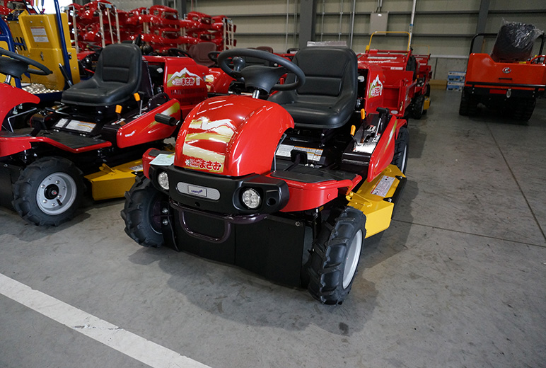 検査を終え、出荷を待つ乗用草刈り機。