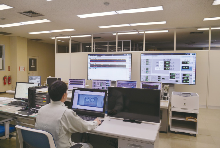 写真：中央操作室から監視