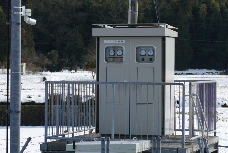 写真：屋外に設置された若土ポンプ場の計装盤
