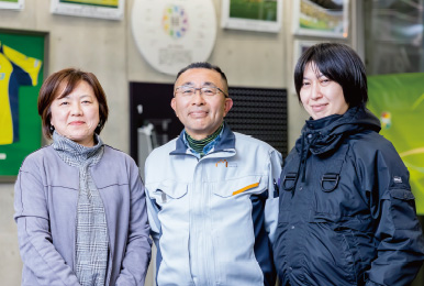 千葉市都市局建築部建築設備課 安部 貴裕様、日本メックス株式会社 大網 一志 様( 写真中央) 千葉市都市局公園緑地部公園管理課 加藤 洋子様、株式会社 環境設備計画 村木 美紀様