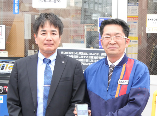 ユアサ燃料株式会社 直売営業本部 次長 窪田 典一様(写真左) Dr.Driver 一宮インター北店マネージャー 木津谷 正信様(写真右)