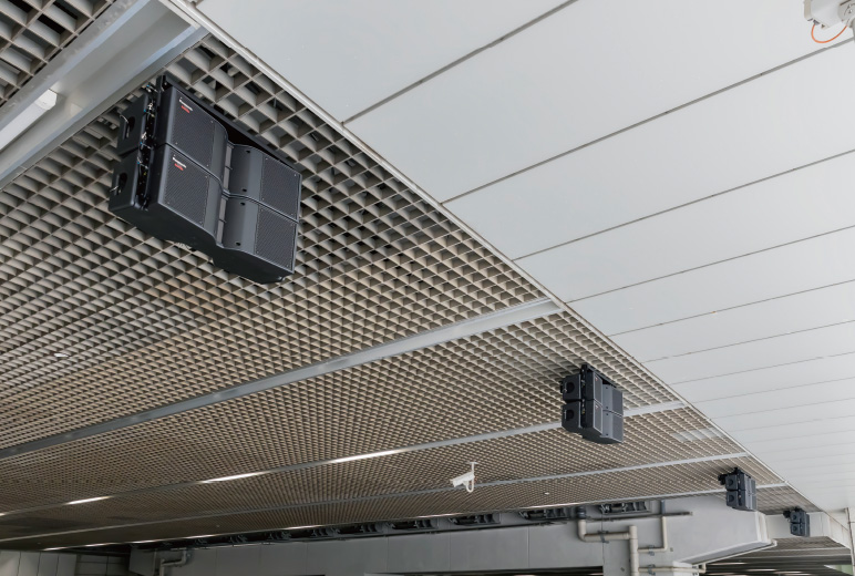 天吊りで連続して並べたスピーカー11組