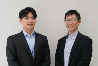 象印マホービン株式会社 経営企画部 システムグループ マネージャー 中野 元紀様(写真右) 経営企画部 システムグループ 岸良 悠生様(写真左)