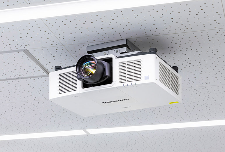 写真:14000 lmの高輝度を誇る液晶方式レーザープロジェクターPT-MZ14KJLW。