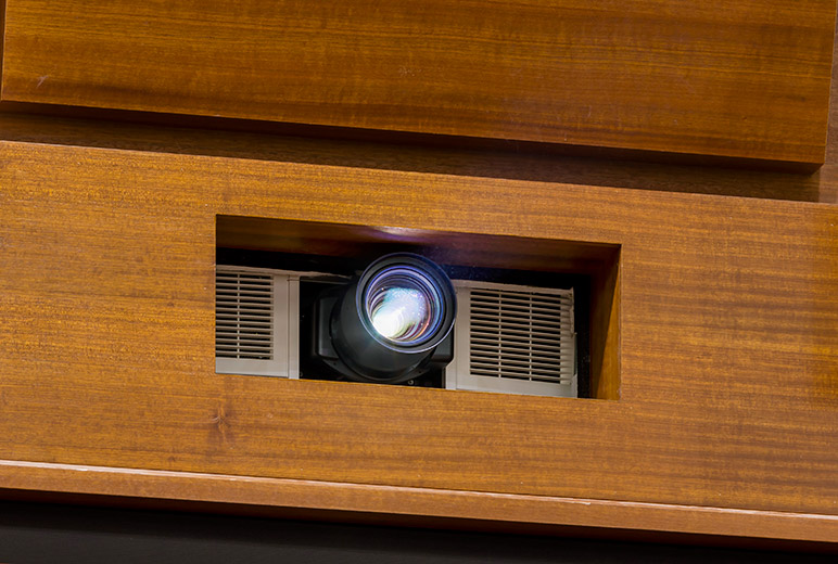 写真:後方に設置されたPT-MZ16KJLW。16000 lmの高輝度映像を大型スクリーンに写し出す。