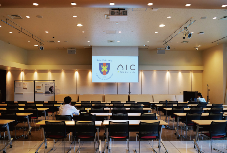 写真:学生が利用するAIラウンジ