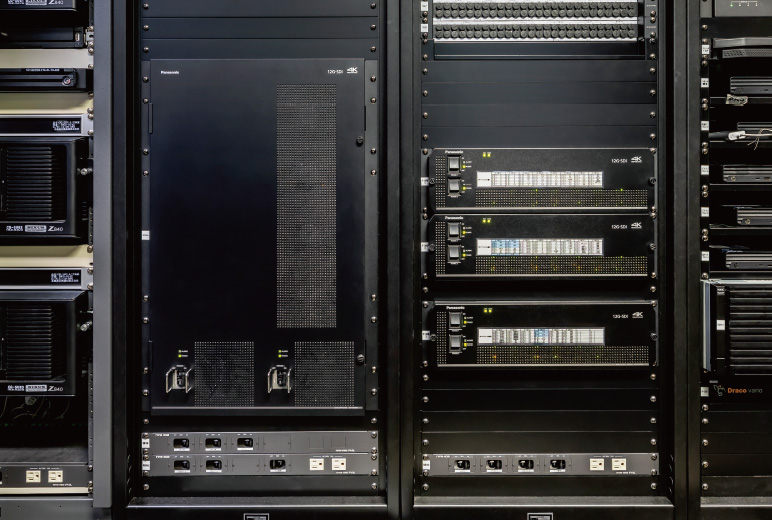 写真:AV-HS8300メインフレーム(ラック左)とIPゲートウェイ(ラック右)