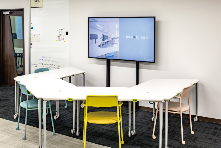 写真:Edu Co×Labに設置されたTH-65EQ2J