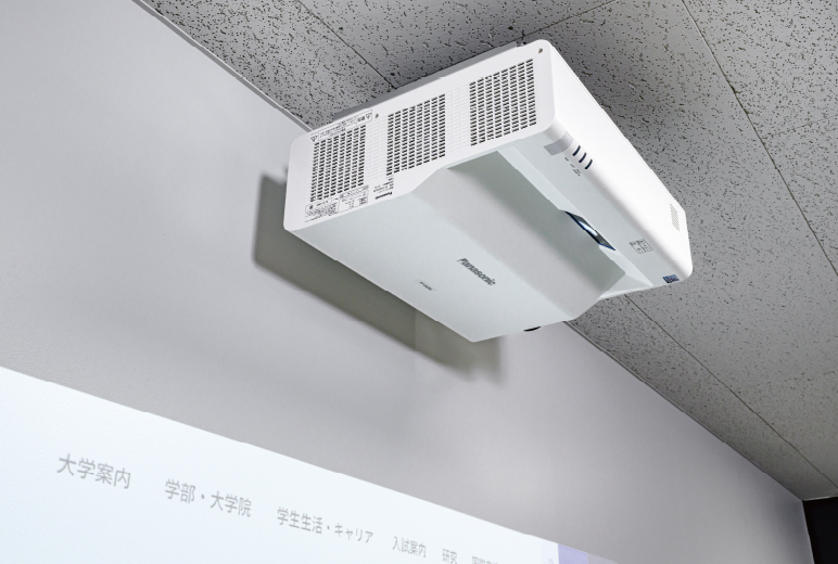 写真:106教室に設置されたPT-CMZ50JW