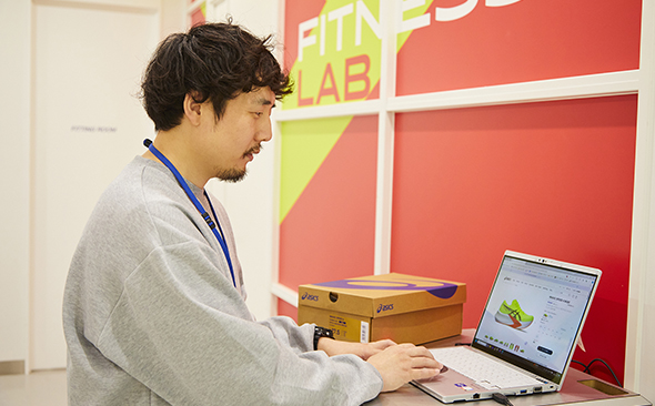 写真:アシックス様 レッツノートを活用する様子