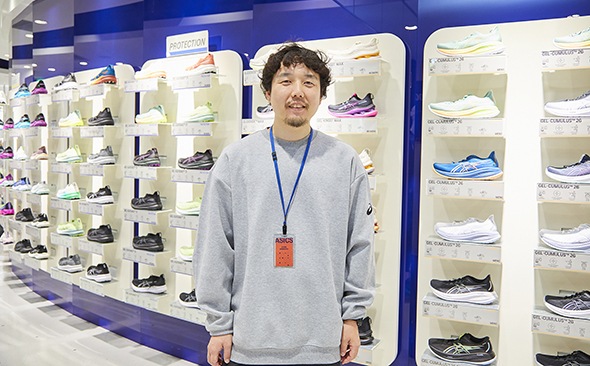 写真:株式会社アシックス アシックス⼤阪店⻑ 春名様
