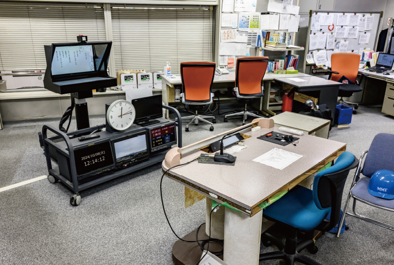 写真:報道フロアにはアナウンサーが読み上げる顔出しカメラを設置