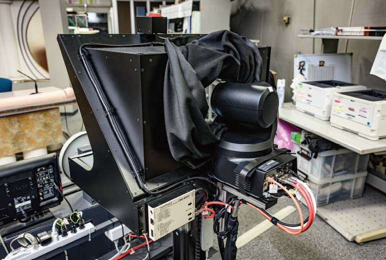 写真:顔出しカメラにはリモートカメラAW-UE160Kを採用