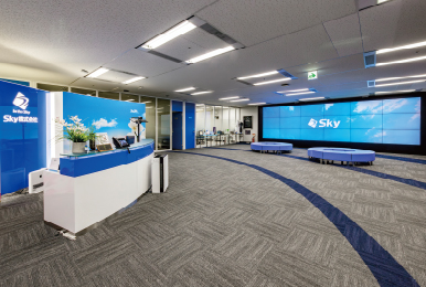 写真:巨大なスクリーンが来訪者を出迎えるるSky株式会社様 大阪本社の受付