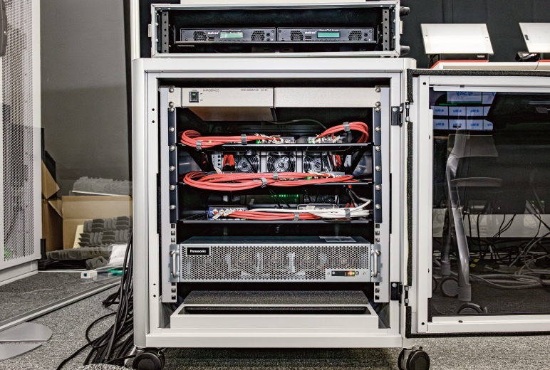 写真:静音ラックに収納されたメインフレーム Kairos Core 1000 AT-KC1000T