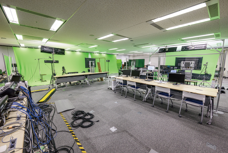 写真:スタジオには様々な規模のグリーンバックの設備を用意